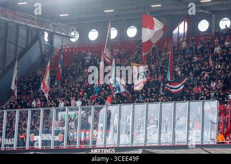 Enschede, Paesi Bassi. 17 agosto 2025. Tifosi del PSV Eindhoven durante l'Eredivisie match olandese tra FC Twente e PSV Eindhoven a De Grolsch veste il 17 agosto 2025 a Enschede, nei Paesi Bassi. (Crediti: WART Brinkerhof/MTB-Photo/Alamy Live News) Foto Stock