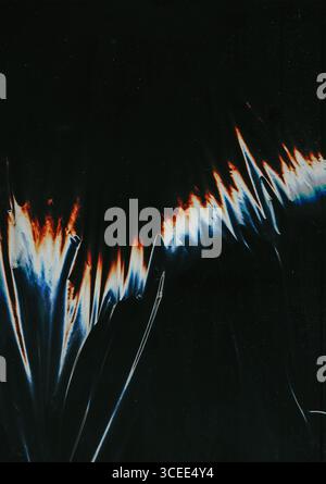 Sfocatura schermo rotta. Guasto del sistema. Linea a zigzag glitch color brillante a onda su vetro nero graffiato sfondo astratto in distensione. Foto Stock