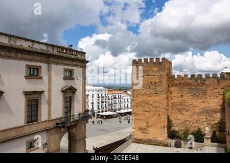 Cáceres, Spagna - 13 aprile 2025: Plaza Mayor Foto Stock