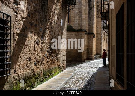 Cáceres, Spagna - 13 aprile 2025: Centro storico di Cáceres Foto Stock
