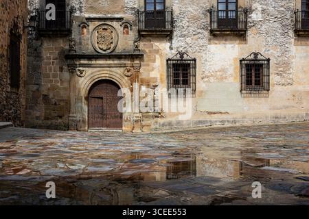 Cáceres, Spagna - 13 aprile 2025: Centro storico di Cáceres Foto Stock