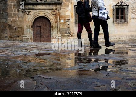 Cáceres, Spagna - 13 aprile 2025: Centro storico di Cáceres Foto Stock