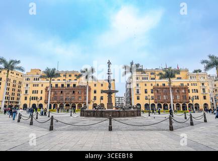 Lima, Perù, 1° ottobre 2021: Vista panoramica della piazza principale e degli edifici coloniali di Lima Foto Stock