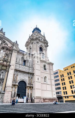 Lima, Perù, 01 ottobre 2021: Campanile della Cattedrale di Lima con dintorni urbani Foto Stock
