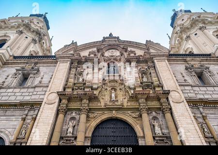 Lima, Perù, 1 ottobre 2021: Vista ad angolo basso della facciata della Cattedrale di Lima Foto Stock