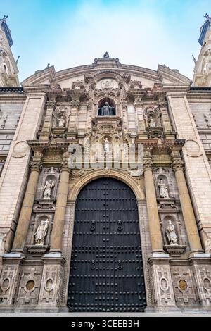Lima, Perù, 01 ottobre 2021: Porta principale e dettagli scultorei della Cattedrale di Lima Foto Stock