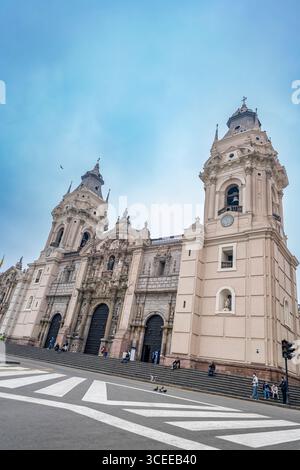 Lima, Perù, 1° ottobre 2021: Veduta verticale a livello della strada della Cattedrale di Lima, Perù Foto Stock