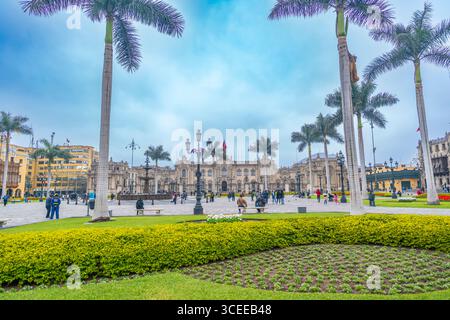 Lima, Perù, 01 ottobre 2021: Palazzo del governo e giardini in Plaza Mayor a Lima, Perù Foto Stock