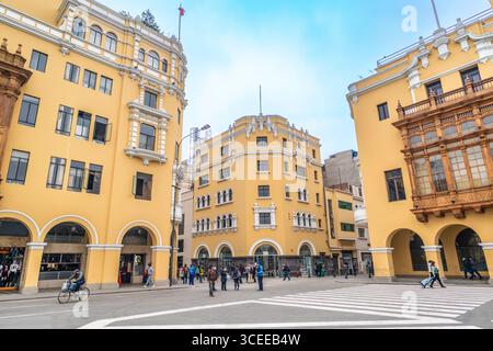 Lima, Perù, 01 ottobre 2021: Intersezione urbana e architettura coloniale nella storica Lima, Perù Foto Stock