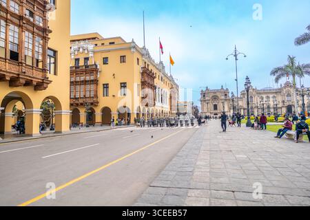 Lima, Perù, 1 ottobre 2021: Balconi coloniali e Palazzo del governo a Plaza Mayor, Lima, Perù Foto Stock