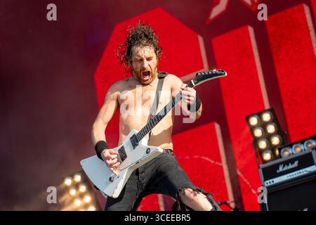 19 giugno 2025: Joel o'Keeffe di Airbourne si esibisce all'Hellfest Open Air festival di Clisson, in Francia Foto Stock