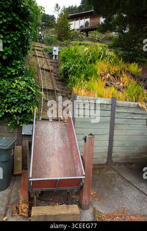 Ascensore inclinato che conduce a una residenza privata su una ripida collina a Muir Beach, Marin County, California settentrionale. Foto Stock