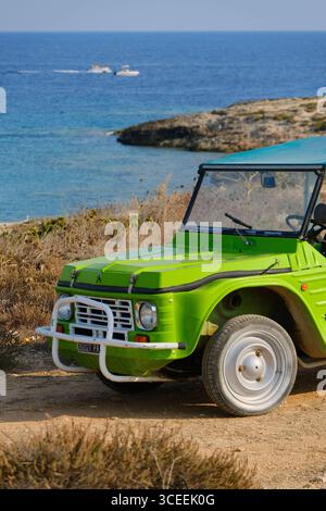 Classico Citroën Méhari parcheggiato sull'isola. Iconica auto d'epoca francese, simbolo delle vacanze estive nel Mediterraneo. Foto Stock