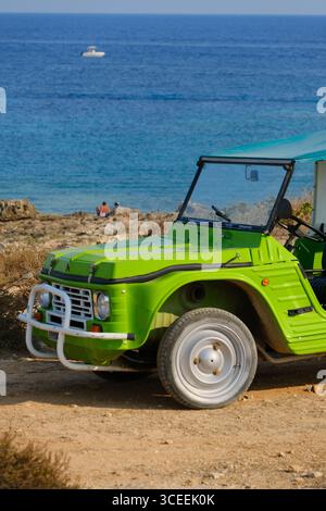 Classico Citroën Méhari parcheggiato sull'isola. Iconica auto d'epoca francese, simbolo delle vacanze estive nel Mediterraneo. Foto Stock