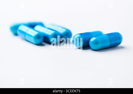 Capsule di aminoacidi su sfondo luminoso. Messa a fuoco morbida. Primo piano. Copia spazio. Foto Stock