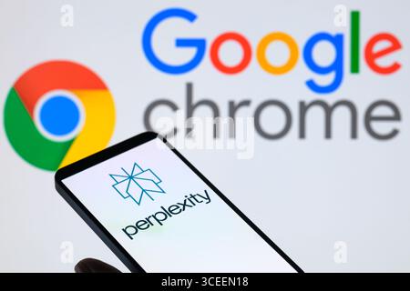 Bruxelles, Belgio. 17 agosto 2025. Il logo Perplexity viene visualizzato su un telefono cellulare con Google Chrome sullo sfondo, in questa illustrazione fotografica a Bruxelles, Belgio, il 17 agosto 2025. (Foto di Jonathan RAA/NurPhoto) credito: NurPhoto SRL/Alamy Live News Foto Stock