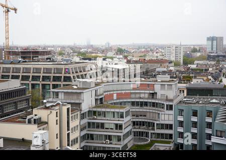Moderni edifici residenziali e per uffici a Berlino, Germania, 18 aprile 2025 Foto Stock