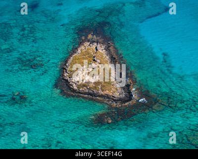 Veduta aerea dell'isolotto vicino alla spiaggia di Elafonisi, Creta, circondato da acque turchesi Foto Stock