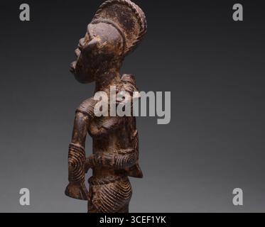 Arte tribale africana: Scultura in legno di madre e bambino Foto Stock