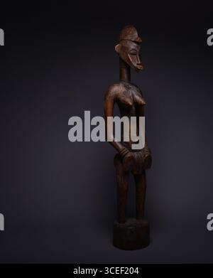 Arte tribale africana: Senufo Pounder femminile in legno Foto Stock