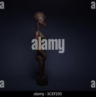 Arte tribale africana: Senufo Pounder femminile in legno Foto Stock