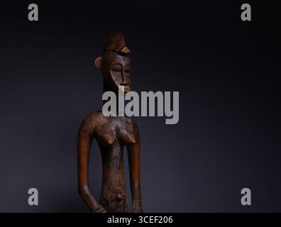 Arte tribale africana: Senufo Pounder femminile in legno Foto Stock