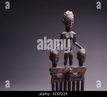 Arte tribale africana: Pettine in legno Baule Foto Stock