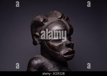 Arte tribale africana: Scultura lignea bassa di una donna Foto Stock