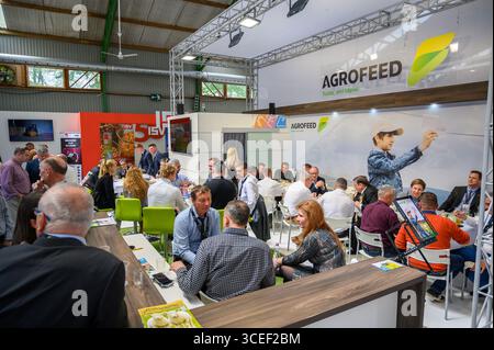 HODMEZOVASARHELY, UNGHERIA, 6 MAGGIO 2022, partecipa alla rete e socializza presso lo stand AgroFeed durante il napok di Hódmezővásárhely állattenyésztési. BR Foto Stock