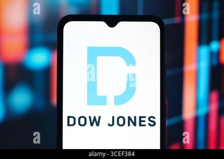 In questa immagine, il logo Dow Jones Industrial Average viene visualizzato sullo schermo di uno smartphone. Foto Stock