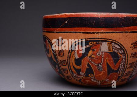 Antica arte precolombiana: Ciotola di terracotta maya con un signore e glifi Foto Stock
