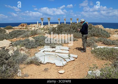 Storico presso le rovine della Chiesa bizantina a Susa, nella Libia orientale Foto Stock