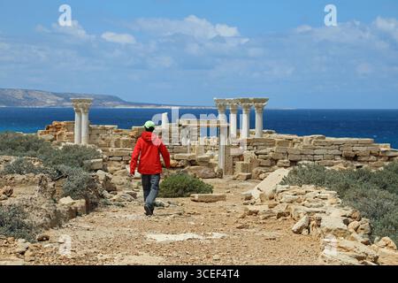 Turista che esplora le rovine della chiesa occidentale di epoca bizantina a Susa, nella Libia orientale Foto Stock