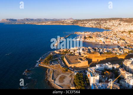 Vista aerea della città di Chania e del porto veneziano al tramonto, Creta Foto Stock