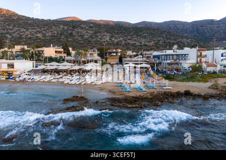 Vista aerea della spiaggia sabbiosa di Stalida e della costa rocciosa di Creta Foto Stock