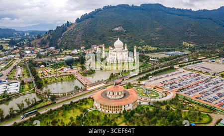 Splendida ripresa aerea del Parco Jaime Duque con repliche di monumenti iconici e lussureggianti paesaggi verdi a Briceño, Cundinamarca, Colombia. Foto Stock