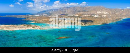 Vista aerea della spiaggia di Elafonisi con acque turchesi e la penisola di sabbia Foto Stock