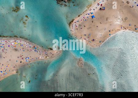 Vista aerea della spiaggia di Elafonisi con barre di sabbia e acque turchesi Foto Stock
