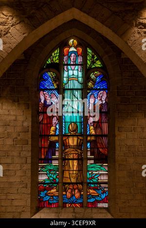Vetrata colorata che mostra il soldato belga della prima guerra mondiale nella necropoli della prima guerra mondiale nella chiesa di San Pietro a Grimde vicino a Tienen / Tirlemont, Belgio Foto Stock