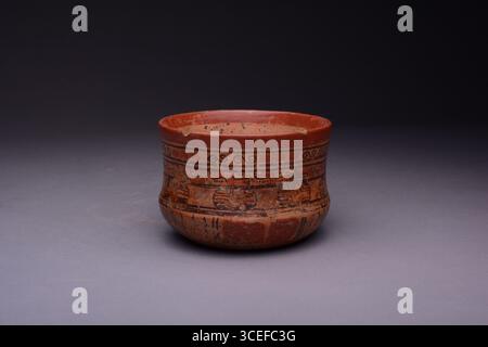 Antica arte precolombiana: Ciotola di terracotta maya con glifi Foto Stock