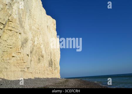Seven Sisters Chalk Cliffs, East Sussex, Regno Unito in estate. Una popolare attrazione turistica con ottime passeggiate nel parco nazionale di South Downs. Spiaggia di Stony. Foto Stock