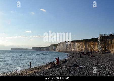 Seven Sisters Chalk Cliffs, East Sussex, Regno Unito in estate. Una popolare attrazione turistica con ottime passeggiate nel parco nazionale di South Downs. Spiaggia di Stony. Foto Stock