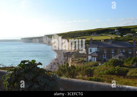 Seven Sisters Chalk Cliffs, East Sussex, Regno Unito in estate. Una popolare attrazione turistica con ottime passeggiate nel parco nazionale di South Downs. Spiaggia di Stony. Foto Stock