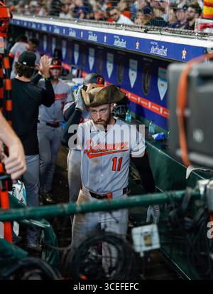 L'interno dei Baltimore Orioles Jordan Westburg (11) si dirige verso l'homer hose dopo aver colpito un homerun durante una partita della MLB tra i Baltimore Orioles e gli Houston Astros il 17 agosto 2025 al Daikin Park di Houston, Texas. I Baltimore Orioles sconfissero gli Houston Astros 12-0. (Foto di: Jerome Hicks/SipaUSA) credito: SIPA USA/Alamy Live News Foto Stock