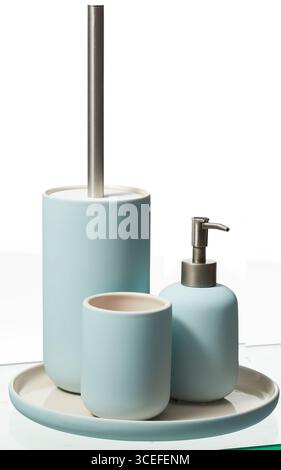 Set di spazzole per la pulizia e biberon in bagno con sfondo naturale solidificato e percorso di ritaglio Foto Stock