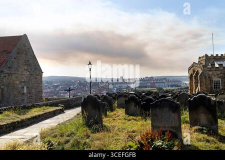 Cimitero della chiesa di St Mary parrocchia anglicana di Whitby nel North Yorkshire in Inghilterra Foto Stock