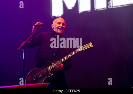 Henley-on-Thames, England. 17th August 2025. Midge Ure performs on the final night of Rewind South 2025. Cristina Massei/Alamy Llve News Foto Stock