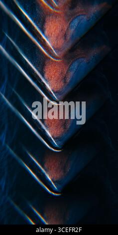 Fuoriuscita di inchiostro. Triangolo arcobaleno. Le particelle scintillanti di colore arancio blu neon sfoggiano acqua fluido geometrico che galleggia su sfondo astratto. Foto Stock