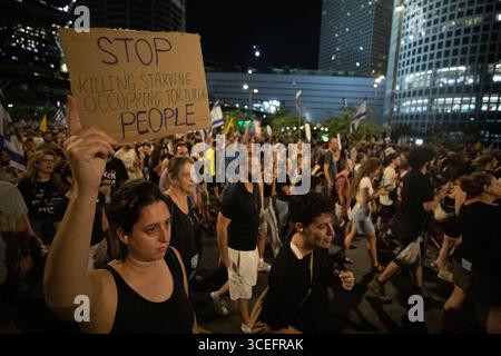 Tel Aviv, Israele. 17 agosto 2025. La gente prende parte ad una manifestazione a Tel Aviv, Israele, 17 agosto 2025. Decine di migliaia di israeliani hanno manifestato domenica, chiedendo al primo ministro Benjamin Netanyahu di assicurarsi un accordo con Hamas per porre fine alla guerra di Gaza e liberare gli ostaggi rimasti. PER ANDARE CON "Roundup: Migliaia di israeliani protestano, chiedono un accordo per gli ostaggi a Gaza” credito: Chen Junqing/Xinhua/Alamy Live News Foto Stock