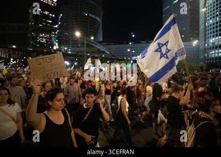 Tel Aviv, Israele. 17 agosto 2025. La gente prende parte ad una manifestazione a Tel Aviv, Israele, 17 agosto 2025. Decine di migliaia di israeliani hanno manifestato domenica, chiedendo al primo ministro Benjamin Netanyahu di assicurarsi un accordo con Hamas per porre fine alla guerra di Gaza e liberare gli ostaggi rimasti. PER ANDARE CON "Roundup: Migliaia di israeliani protestano, chiedono un accordo per gli ostaggi a Gaza” credito: Chen Junqing/Xinhua/Alamy Live News Foto Stock